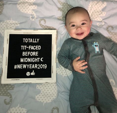 Baby Nye Photos, New Years Milestone Baby Picture, Baby Board Ideas, Baby Christmas Letter Board Ideas, Christmas Photos Family Of 3, New Year Milestone Baby Picture, Nye Baby Pictures, Newborn New Years Pictures, 5 Month Letterboard Ideas