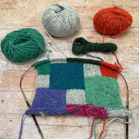 Modern Knitting Projects, Intarsia Knitting Charts, Diy Blankets, Rowan Felted Tweed, Intarsia Knitting, Gilet Crochet, Knitting Tips, Modern Knitting, Fair Isle Knitting