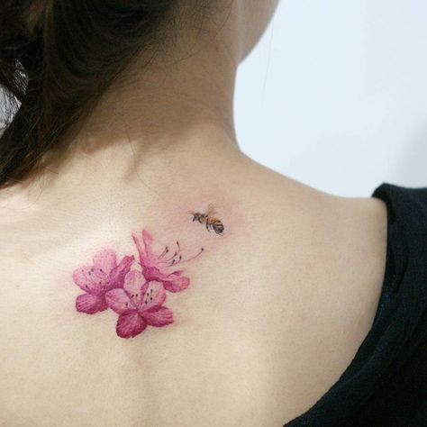 Pink Flower Tattoo, Tattoo Son, Sakura Tattoo, Tattoo Trend, Tattoo Zeichnungen, Flower Tattoo Shoulder, Geniale Tattoos, Cherry Blossom Tattoo, Blossom Tattoo