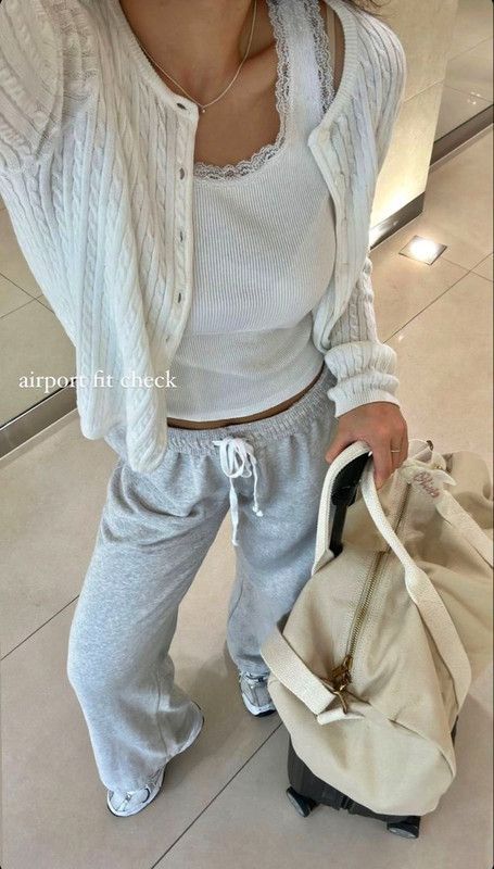 Comfy Outfits Travel, Pretty Outfits Casual Comfy, Airport Outfit Inspiration, Chic Travel Outfit Airport Style, Comfy Outfits Aesthetic, Stylish Comfy Outfits, Aesthetic Comfy Outfits, Aeroplane Outfit, Flight Outfit Airport Style