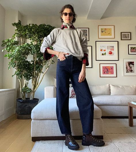 Contemporary fashion really wants you to wear a pair of barrel leg jeans Leandra Medine Style, Winter Styling, Barrel Jeans, Winter Pants Outfit, Jeans Outfit Winter, Jeans Outfit Fall, Leandra Medine, Jeans Street Style, Jeans Outfit Summer