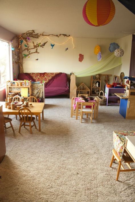 Waldorf Playroom, Waldorf Classroom, Kids Tables, Calm Environment, School Environment, Reggio Classroom, Daycare Room, Fabric Hanging, Toddler Classroom