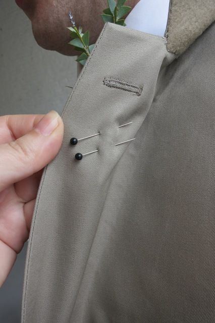 Small Simple Boutonniere, How To Make Groomsmen Boutonniere, Diy Rose Boutonniere, Boutonniere In Pocket, How To Make A Boutonniere With Real Flowers, Mother Of Bride Boutonniere, Boutinnaire Prom, How To Make Bootaneers, Pinning A Boutonniere