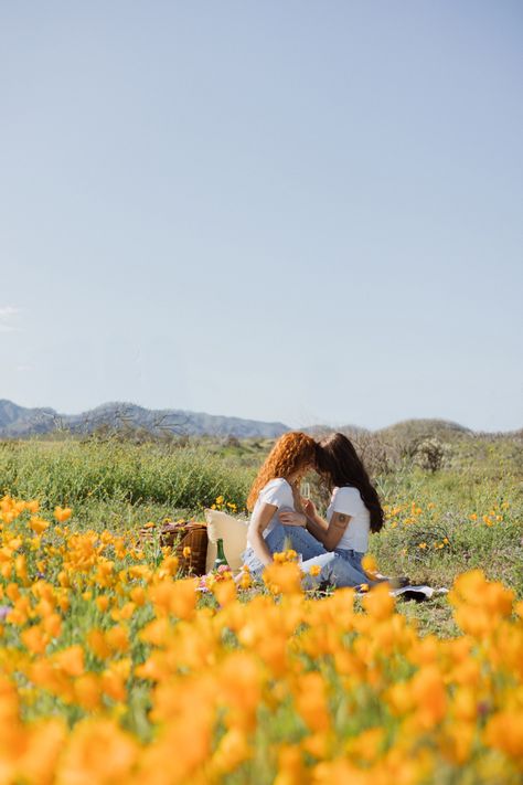 Lesbian Lifestyle Photography, Sapphic Picnic, Lesbian Couple Engagement Shoot, Lesbian Engagement Photoshoot Ideas, Lesbian Photo Shoot Outfits, Engagement Photos Lesbian Ideas, Wlw Engagement Photos, Wlw Picnic, Wlw Photoshoot