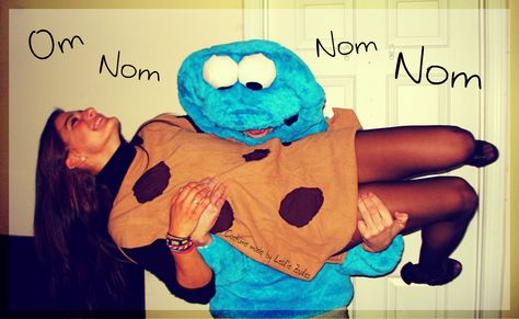 Best Halloween Couple Costume :) Cookie Monster & Homemade Chocolate Chip Cookie! Om Nom Nom Nom .. Cute and creative Cookie Monster And Cookie Costume Couple, Cookie And Cookie Monster Costume Couple, Cookie Monster Couple Costume, Halloween Costumes Star Wars, Costumes For Women Funny, Monster Couple, Monster High Halloween Costumes, Native American Halloween Costume, Halloween Couple Costume