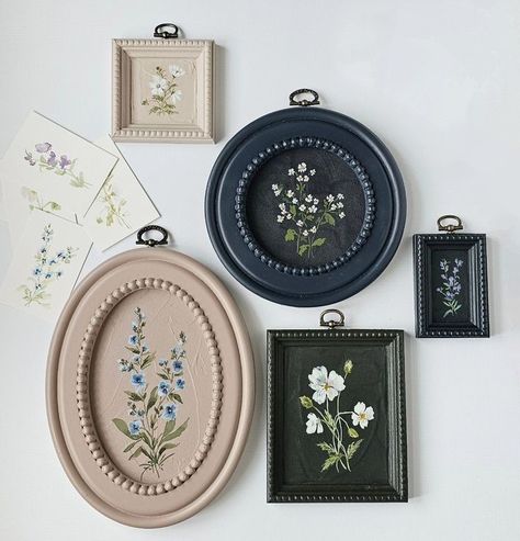 Detailed Embroidery Art, Painted Frames Ideas, Painted Picture Frames Diy, Embroidery In Frame, Picture Frame Diy, Diy Picture Frame, Painted Frames, Decorative Frames, Painted Picture Frames