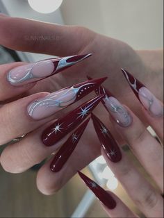 Lace Nail Ideas, Nail Stelitto Ideas, Christmas Stilleto Nail, Alternative Valentines Nails, Nail Ideas Stiletto Long, Winter Stiletto Nails Designs, Burgundy Stiletto Nails, Sharp Nails Design, Long Stiletto Nails Design