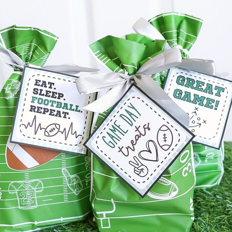 It’s time for fall sports! Fuel up those kiddos by handing out some game day treats and make sure to attach my cute Etsy tags 😉🏈❤️ Healthy snack ideas include: banana, string cheese, clementine, muffins, trail mix, granola bar, rice cakes… and add your ideas in the comments! 𝑺𝒂𝒗𝒆 𝒂𝒏𝒅 𝒔𝒉𝒂𝒓𝒆 𝒘𝒊𝒕𝒉 𝒚𝒐𝒖𝒓 𝒔𝒑𝒐𝒓𝒕𝒔 𝒑𝒂𝒓𝒆𝒏𝒕𝒔! [𝑻𝒉𝒆 𝒍𝒊𝒏𝒌 𝒕𝒐 𝒕𝒉𝒆𝒔𝒆 𝒕𝒂𝒈𝒔 𝒂𝒓𝒆 𝒊𝒏 𝒎𝒚 𝒃𝒊𝒐] #kidssports #gamedaysnacks #kidsfootball #etsy #estyshop #etsysellersofinstagram #estyshopowner #printabletags #sportssnacks #sportsmom #fo... Football Snack Bags For Players, Sports Team Snacks, Sports Snack Bags, Treat Bags For Football Players, Football Game Candy Bags, Football Snacks For Kids After Game, Football Snack Bags, Clementine Muffins, Game Day Treats