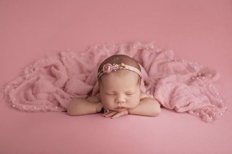 Newborn Easy Poses, Pink Newborn Photoshoot, Spring Newborn Pictures, Newborn Photography Girly, Easy Newborn Poses, Newborn Photography Setup, Diy Newborn Photography, Mother Baby Photography, Foto Newborn