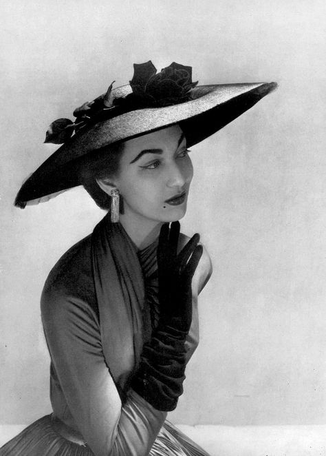 Model in wide-brimmed hat of Montezin straw lined in black velvet and adorned with black long-stemmed rose and black tulle by Legroux, photo by Georges Saad, 1953 Vestidos Pin Up, 1950s Models, Vintage Fashion 1950s, Fifties Fashion, Fashion 1950s, Vintage Fashion Photography, Retro Mode, Vintage Glam, Vintage Vogue