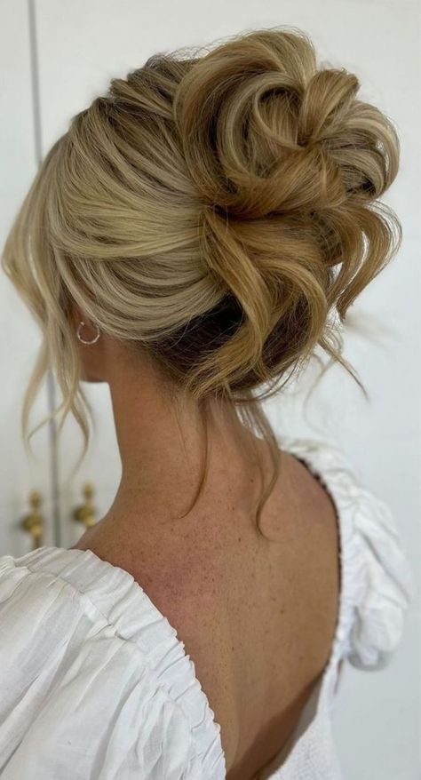 Bateau Neckline Hairstyles, Hair Up With Fascinator, Holiday Hairstyles For Medium Hair, Quick Hair Ideas, Updos Bride, Summer Updos, Fine Hair Updo, Cute And Easy Hairstyles, Chic Updo