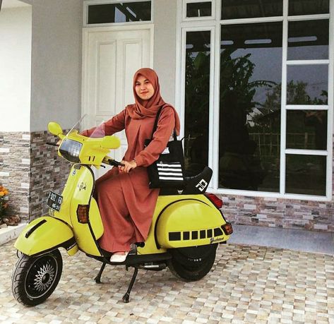 Vespa Girl, Scooter Design, Motorcycles And Scooter, Vespa Lambretta, Scooter Girl, Motor Scooters, Triathlon, Scooters, Pin Up