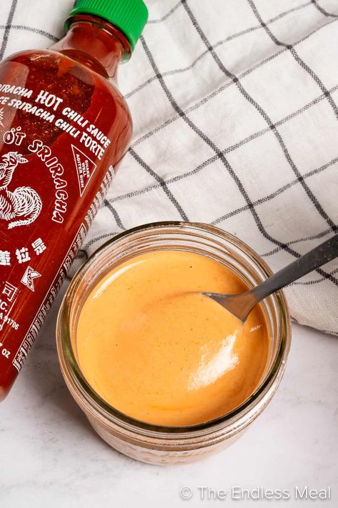 As far as condiments go, sriracha mayo has become quite the staple in our fridge: it's the perfect duo of creamy richness from the mayonnaise and the fiery kick from sriracha sauce. This flavor-packed condiment adds a zing to everything, from french fries to sandwiches and even sushi! #theendlessmeal #sriracha #siracha #srirachamayo #mayo #dippingsauce #dip #frysauce Mayo Siracha, Sriracha Mayo Recipe, Sriracha Mayo Sauce, Sriracha Recipes, Sweet Potato Rolls, Baked Potato Salad, Sriracha Mayo, Fry Sauce, Marinade Sauce