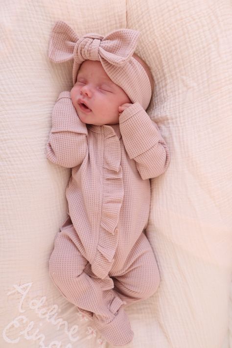 Knitted Newborn Outfits, Hospital Photoshoot, Newborn Hospital Outfit, Newborn Baby Hospital, Newborn Hospital Outfits, Knit Bow, Baby Coming Home Outfit, Gorgeous Hairstyles, Newborn Hospital