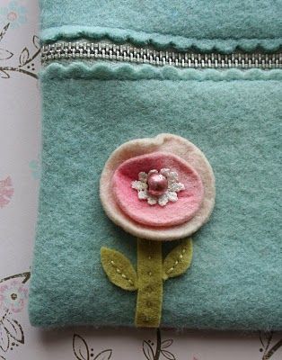 zipper purse tutorial Zippered Pouch Tutorial, Felt Pouch, Zipper Pouch Tutorial, Purse Tutorial, Pouch Tutorial, Sewing Purses, Wool Projects, Wool Crafts, Felt Flower