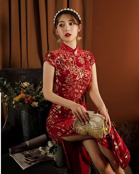 Looking for a quintessential Chinese garment for your wedding, tea ceremony, or any other momentous event? The qipao/cheongsam is expertly crafted from supple velvet and adorned with delicate floral sequins. With its elegant capped sleeves and mandarin collar, this ankle-length dress exudes sophistication, making it ideal for formal gatherings. The zipper back and lining underneath provide both comfort and a flawless fit. Size Guide: Please refer to the size guide picture before placing the orde Chinese Dress Cheongsam, Wedding Tea Ceremony, Wedding Qipao, Qipao Wedding, Red Qipao, Chinese Wedding Dress, Qipao Cheongsam, Wedding Tea, Wedding Reception Dress