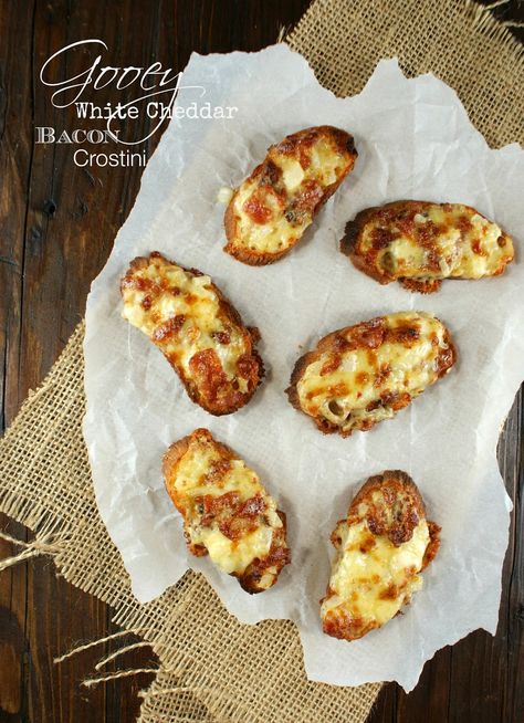 Authentic Suburban Gourmet: Gooey White Cheddar Bacon Crostini @suburbangourmet Tillamook Cheese Recipes, Bacon Crostini, Crostini Toppings, Tillamook Cheese, Crostini Appetizers, Bacon Appetizers, Recipes Appetizers And Snacks, White Cheddar, Recipes Homemade