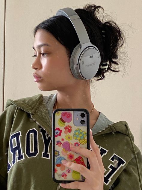 Best Bullet Journal Pens, Earphones Aesthetic, Headphones Outfit, Headphone Outfit, Headphones Aesthetic, Dirty Mirror, Bose Headphones, Wearing Headphone, Life Drawing Reference