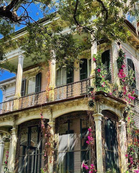 Gothic Bedroom Ideas, New Orleans Apartment, Retro Beach House, Mansard Roof, Anne Rice, New Orleans French Quarter, New Orleans Homes, Garden District, Willow Creek