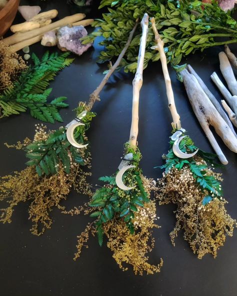 Green Witch Altar, Earth Witch, Witch Hut, Preserving Herbs, Cottage Witch, Adventure Party, Moon Crafts, Forest Witch, Witches Altar