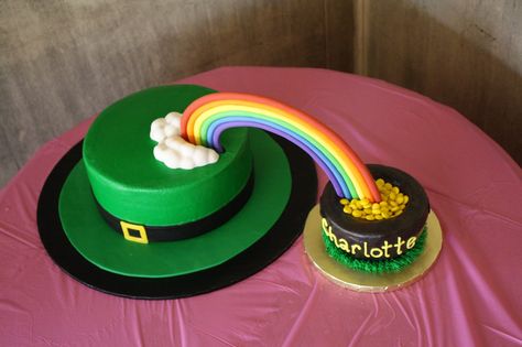 Saint Patrick's Day cake. Pot of gold Lucky One Birthday Cake, Pot Of Gold Cake, Patrick Cake, Lucky Charms Cake, Magical Cake, Seasonal Cakes, Irish Cream Cake, St Patrick Day Snacks, St Patricks Day Cakes