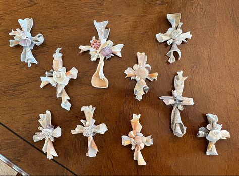 Seashell Magnets, Shells Artwork, Oyster Shell Cross, Diy Crosses, Beach Keepsakes, Seashell Ideas, Beachy Crafts, Seashell Cross, Shell Creations