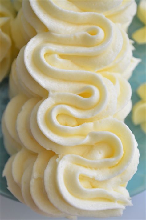 Simple Vanilla Buttercream Frosting Vanilla Icing Recipe, Cupcake Filling, Moms Food, Buttercream Icing Recipe, Best Buttercream Frosting, Decorating Icing, Small Batch Baking, Easy Frosting, Frosting Recipes Easy