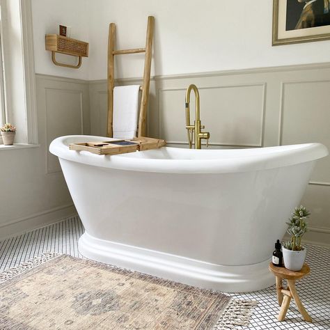 This elegegant bath looks wonderful with the penny tiles and the warm panelling. From the home of Insta account @daniandthetownhouse. Bathrooms Panelling, Victorian Bathroom Panelling, Traditional Bathroom Wood Panelling, Tile And Panelling Bathroom, Restoring A Victorian Home, Bath With Panelling, Small Bathroom Wood Panelling, Bathrooms With Panelling, Victorian House Bathroom Ideas