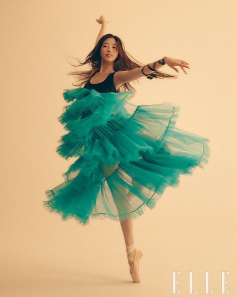 lesserafim pics on Twitter: "KAZUHA for ELLE Korea https://t.co/iO1D8gzwY6" / Twitter Elle Korea, Elle Magazine, Kochi, 인물 사진, Ballet Dancers, Osaka, Korean Girl, South Korean Girls, K Pop