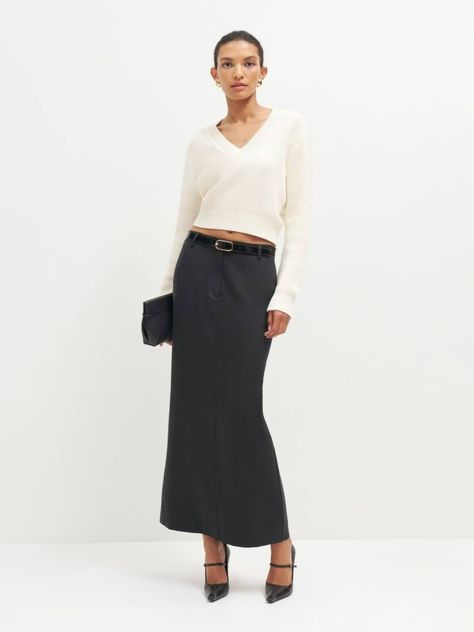 Petite Capsule Wardrobe, Work Skirt Outfit, Tailored Skirt, Column Skirt, Skirt Trends, Fitted Turtleneck, Work Skirts, Copenhagen Fashion Week, Street Style Trends