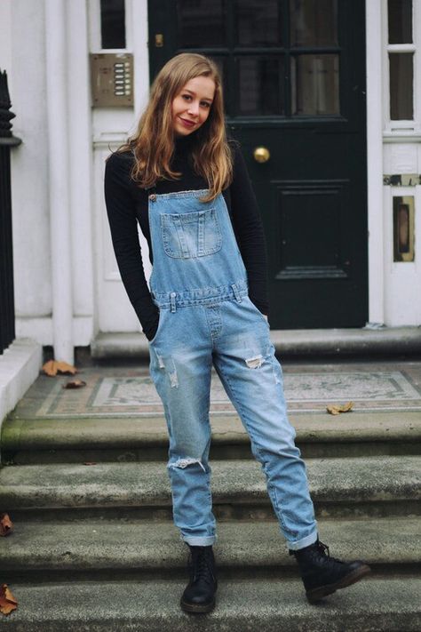 Overall Outfit Winter, Roadtrip Outfits, Outfits Mujeres, Doc Martens Outfits, Dr Martens Outfit, Linen Overalls, Black Boots Outfit, Doc Martens Outfit, Blue Overalls