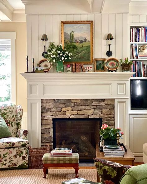 Farmhouse Fireplace Ideas, Cottage Fireplace, Fireplace Mantle Decor, Farmhouse Fireplace, Traditional Fireplace, Casas Coloniales, Fireplace Remodel, Home Fireplace, Fireplace Makeover