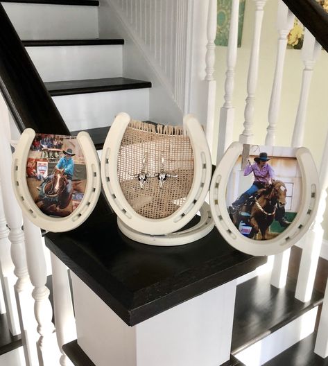 Horse Shoe Ideas Diy, Country Western Craft Ideas, Horseshoe Earring Holder, Horse Shoe Jewelry Holder, Horseshoe Trophy Ideas, Horse Shoe Picture Frame, Horseshoe Jewelry Holder, Horseshoe Photo Frame, Diy Horse Shoe Crafts