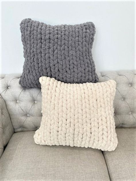 Crochet Throw Pillows, Chunky Knit Pillow, Hand Knitting Diy, Arm Knitting Blanket, Crochet Cushion, Hand Knit Blanket, Crochet Cushion Cover, Hand Knitting Yarn, Blanket Ideas