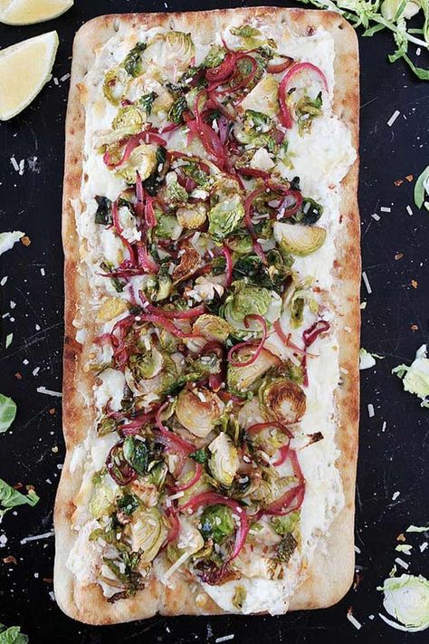 20 Flatbread Recipes That Are Better Than Pizza #purewow Meals For Party, 20 Minute Meals, Flatbread Toppings, Veggie Flatbread, Flatbread Pizza Recipes, Grilled Flatbread, Bread Toppings, Homemade Flatbread, 20 Minute Recipes