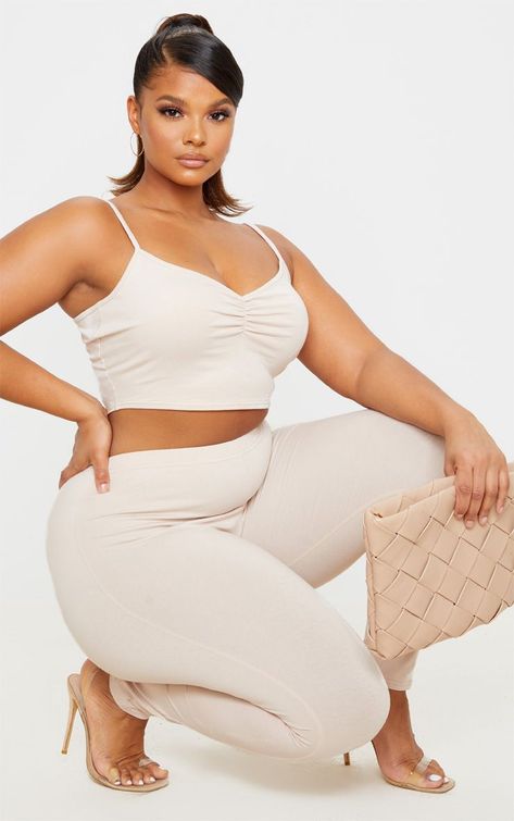 Plus Size Poses, Plus Size Photography, Summer Street Wear, Plus Size Posing, Leslie Sidora, Senior Photography Poses, Plus Size Tops For Women, Curvy Pants, Streetwear Summer