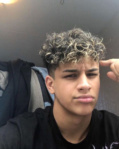 Curly Hair Guys, Sepanta Arya, Mens Short Curly Hairstyles, Men's Curly Hairstyles, Loose Curly Hair, Mens Hairstyles Curly, Blonde Hair Boy, Tan Skin Blonde Hair, Dyed Curly Hair