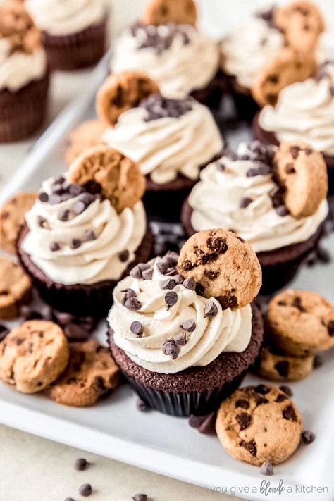 Chocolate Chip Cookie Dough Cupcakes, Cookie Cupcakes, Frosting Cupcakes, Cupcake Toppings, Cookie Dough Frosting, Chocolate Chip Cupcakes, Mini Chocolate Chip Cookies, Ice Cream Cookie Sandwich, Cupcake Cake Designs