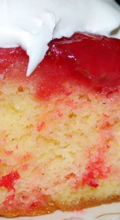 Strawberry Upside Down Cake, Upside Down Cake Recipe, Cake Mug, Strawberry Cakes, Strawberry Desserts, Upside Down Cake, Yummy Sweets, Savoury Cake, Strawberry Recipes