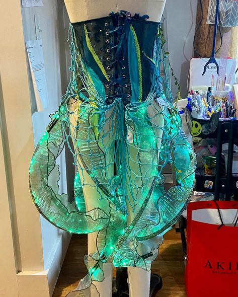 A few weeks back, I returned home from 4 days in Vegas and immediately dove into a quick 2-week design/build project for this custom LED deep sea creature stilt look that I performed in (swipe for #BTS of the build), in addition to styling the costumes for this event with @bostoncircusguild. No rest for the wicked! 🐙🌊🫧 Costume Design/Build/Styling: @sienamoondesign Performer: @sienamoon with @bostoncircusguild #costumedesign #stiltcostume #stiltwalkers #stiltwalkingcostume #ledstiltwalk... Deep Sea Creature Costume, Deep Sea Creatures Costume, Sea Creature Costume, Deep Sea Creature, Stilt Costume, No Rest For The Wicked, Deep Sea Creatures, Sea Creature, Halloween 2024