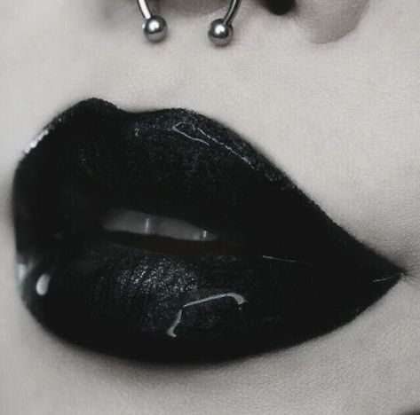 Black Lips Aesthetic, Black Lipstick Aesthetic, Pokemon Core, Pjo Oc, Black Matte Lipstick, Lipstick Mark, Vampire Lips, Shimmery Eyeshadow, Dark Lipstick