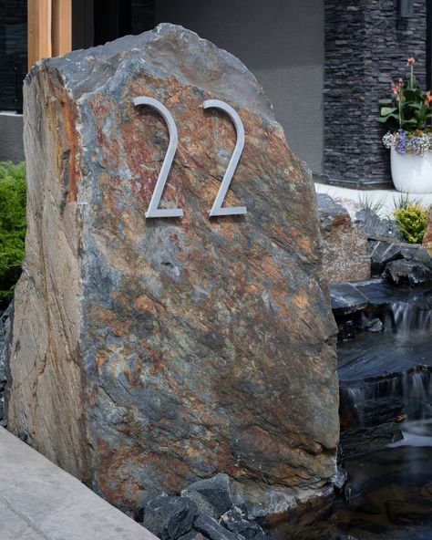 Adress House Numbers, Ranch Entrance Ideas, Boulder House, Simple Furniture Design, Modern House Numbers Sign, Entrance Signage, Japanese Style Garden, Stone Sign, Rustic Plates