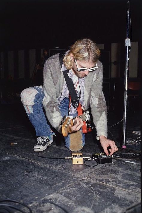 Kurt Cobain Outfit, Nirvana 90s, Nirvana Members, Kurt Cobain Style, Curco Vein, Kurt Cobain Photos, Nirvana Music, Kurt Cobain Nirvana, Kurt And Courtney