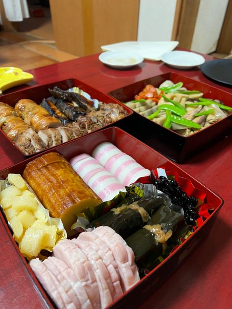 #japanese #food #cusine #japan #traditional #tokyo #osechi #newyear #bento Edo Japan Recipes, Typical Japanese Breakfast, Traditional Japanese Bento, Japan Meiji Era, Edo Japan Village, Japan, Canning