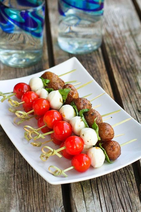 Caprese Potato Skewers…Six ingredients to a healthy, tasty summertime appetizer! 85 calories and 3 Weight Watchers SmartPoints | cookincanuck.com Bring A Plate Ideas, Potato Skewers, Caprese Appetizer, Skewer Appetizers, Caprese Skewers, Plate Ideas, Healthy Appetizer Recipes, Skewer Recipes, Grilled Potatoes