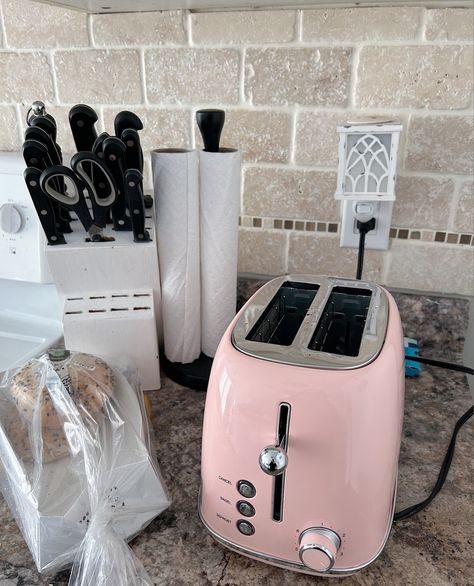 Pink Smeg Toaster, Vintage Pink Kitchen Appliances, Pink Home Appliances, Toaster Aesthetic, Kitchen Aesthetic Pink, Household Aesthetic, Cute Toaster, Pink Appliances, Pink Toaster