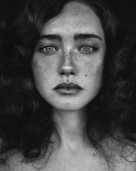 9 Photography Tips for Capturing Breathtaking Portraits​ | by Dallin Spencer | Jul, 2020 | Medium Freckle Photography, People With Red Hair, Women With Freckles, Beautiful Freckles, Drawing Eyes, Face Photography, Black And White Portraits, 영감을 주는 캐릭터, Portrait Inspiration