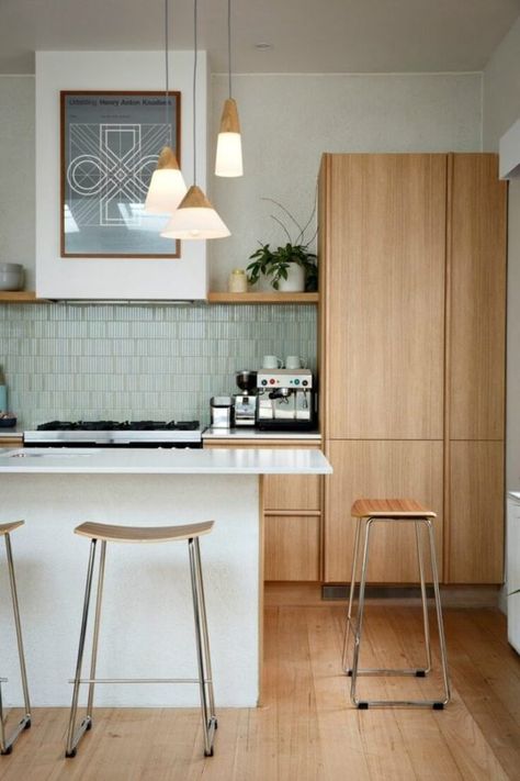 Dapur Skandinavia, Mid Century Modern Kitchen Design, Modern Kitchen Colours, Modern Mid Century Kitchen, Mid Century Kitchen Remodel, Model Dapur, Kitchen Colour, Kitchen Ikea, Color Kitchen