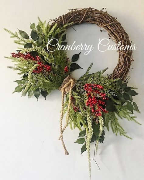 Woodsy Christmas Wreath, Christmas Wreath Rustic, Scandinavian Christmas Wreath, Christmas Rope Wreath, Grapevine Wreath Ideas Christmas, Vine Wreath Ideas, Christmas Grapevine Wreath Ideas, Simple Christmas Wreath Ideas, Diy Christmas Decorations Outdoor