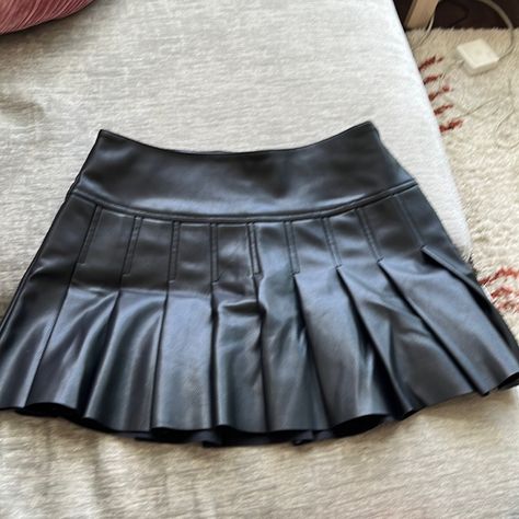 Fake Leather Brand New Urban Outfitters Xs Mini Skirt Leather Skirt Aesthetic, Black Skirt Leather, Mini Skirt Aesthetic, Black Leather Skirt Outfit, Emo Skirt, Mini Leather Skirt, Fire Clothes, Skirt Aesthetic, Y2k Mini Skirt